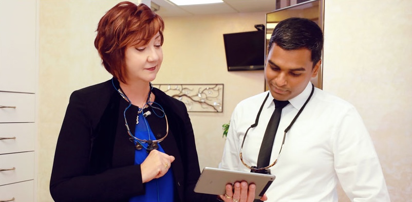 Doctors looking at a screen together